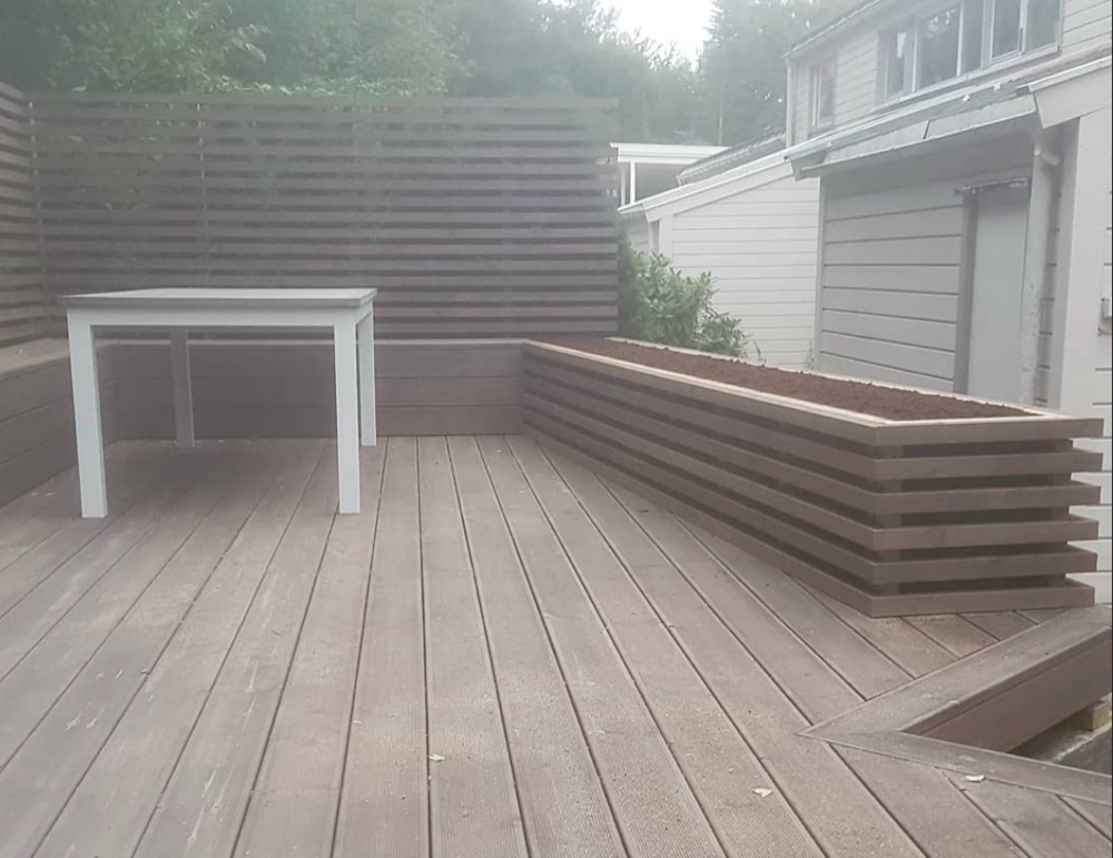 Uteplass med levegg utført av EZ Fix